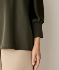 Blusa girocollo in seta