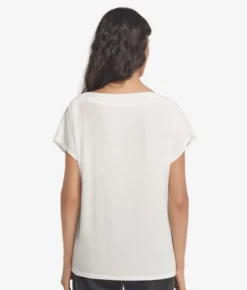 T-shirt con scollo a barchetta in seta e modal