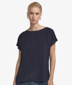 T-shirt con scollo a barchetta in seta e modal